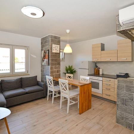 Apartments Iris Rovinj Bagian luar foto