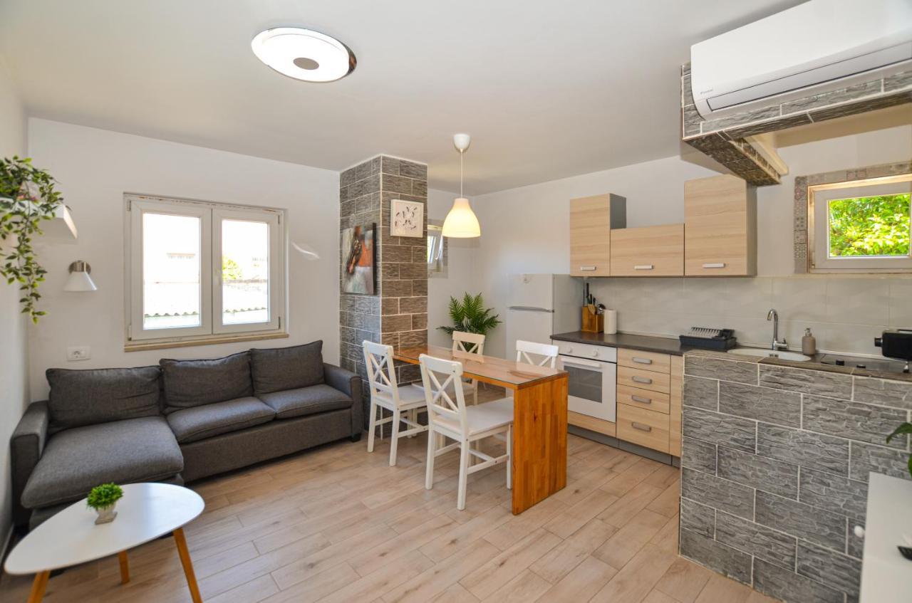 Apartments Iris Rovinj Bagian luar foto