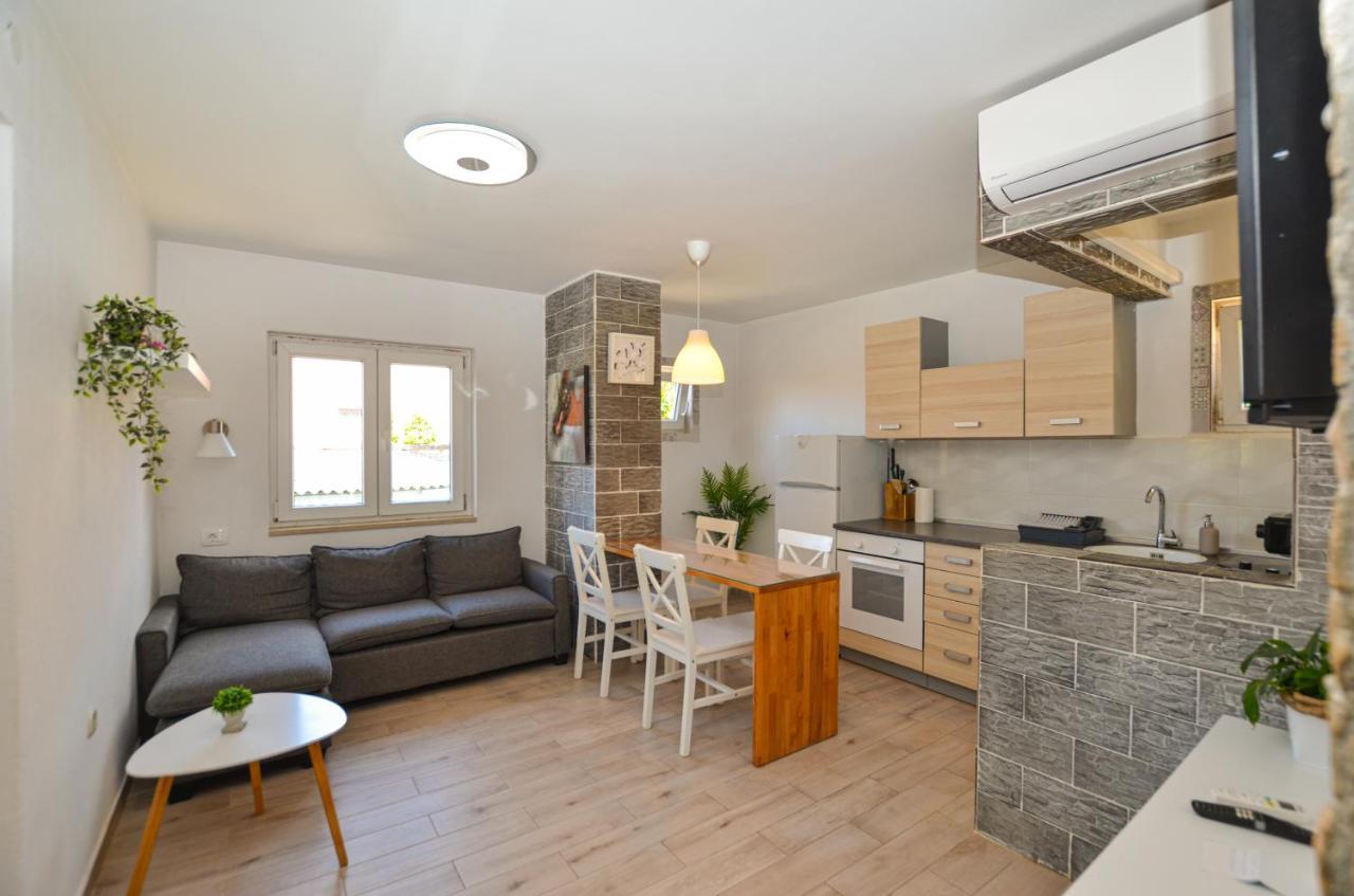 Apartments Iris Rovinj Bagian luar foto