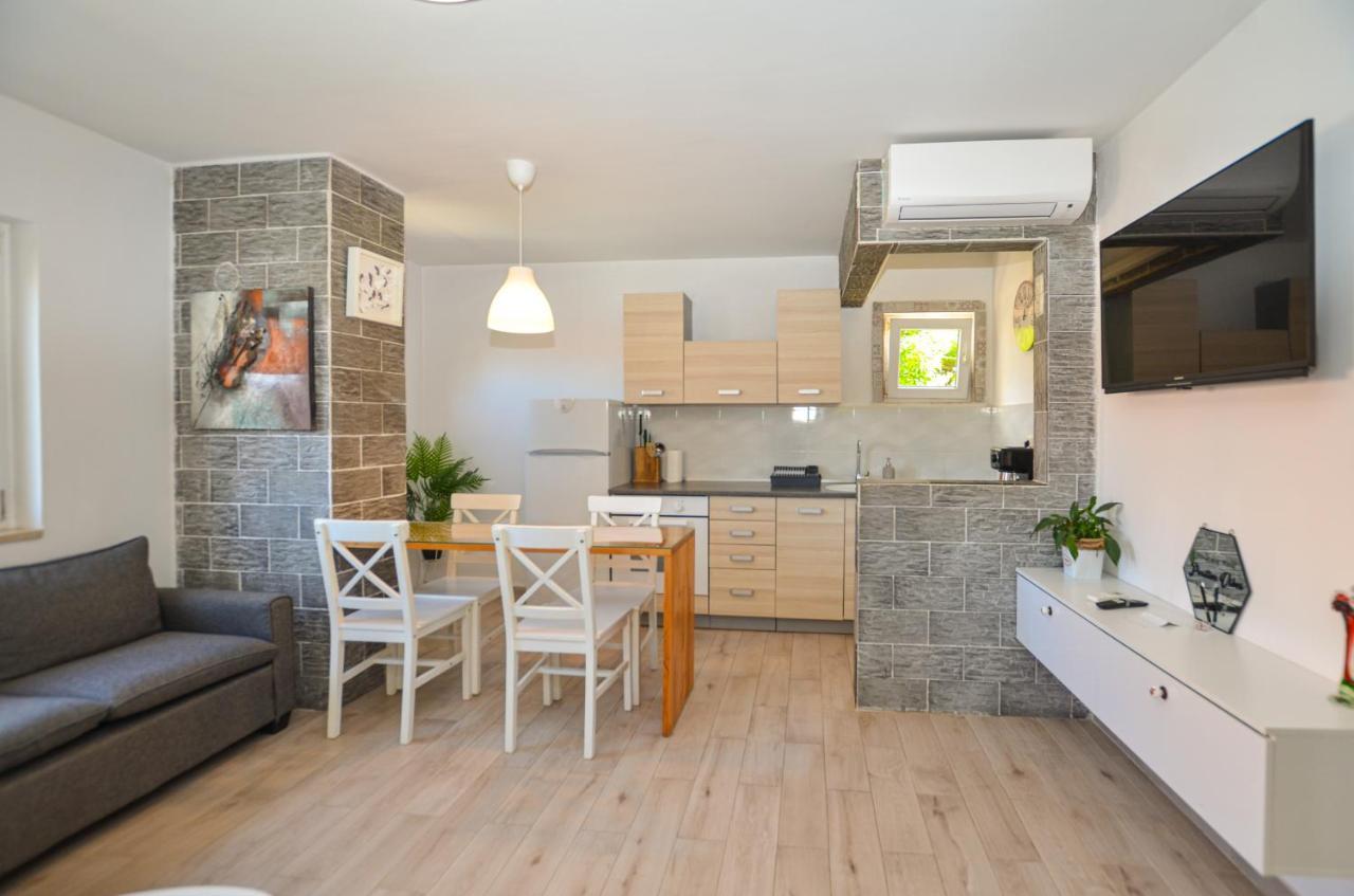 Apartments Iris Rovinj Bagian luar foto