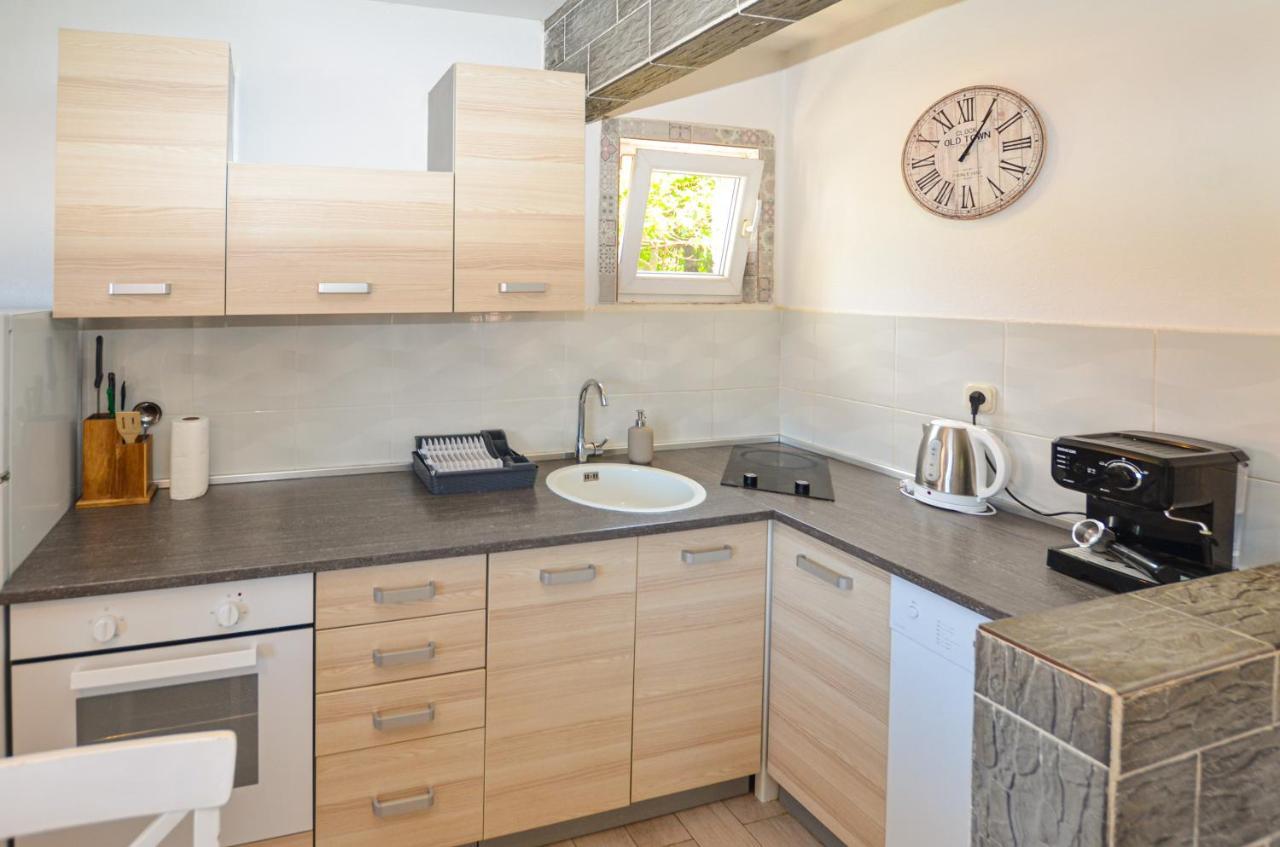 Apartments Iris Rovinj Bagian luar foto
