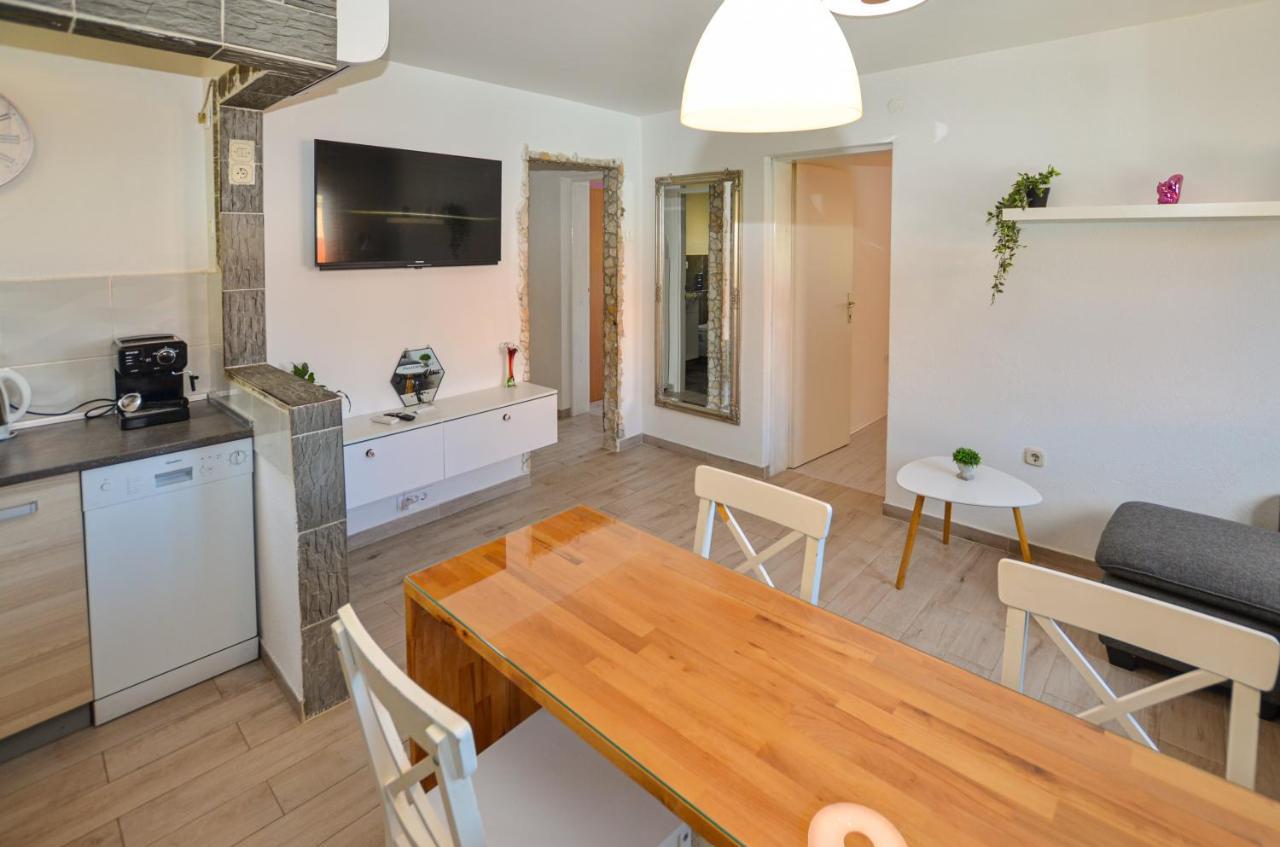 Apartments Iris Rovinj Bagian luar foto