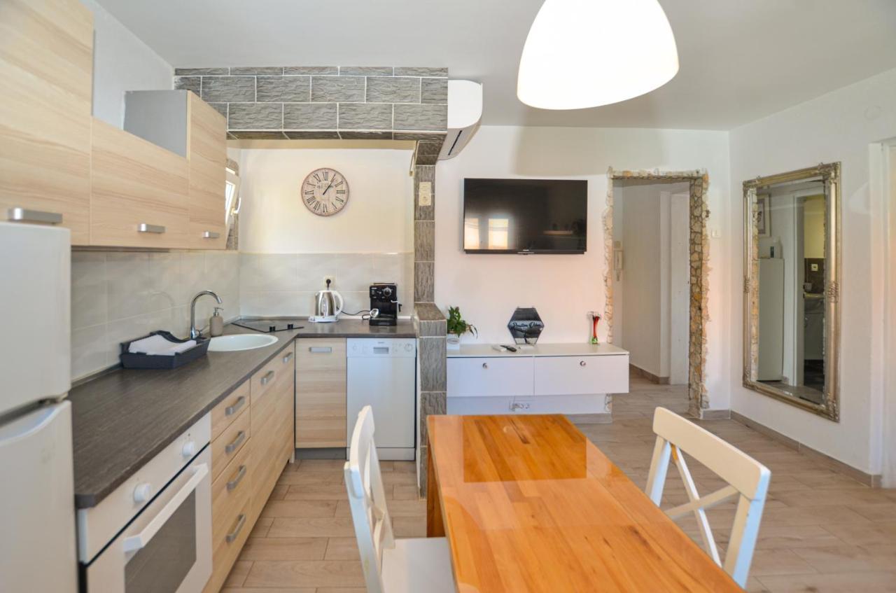 Apartments Iris Rovinj Bagian luar foto