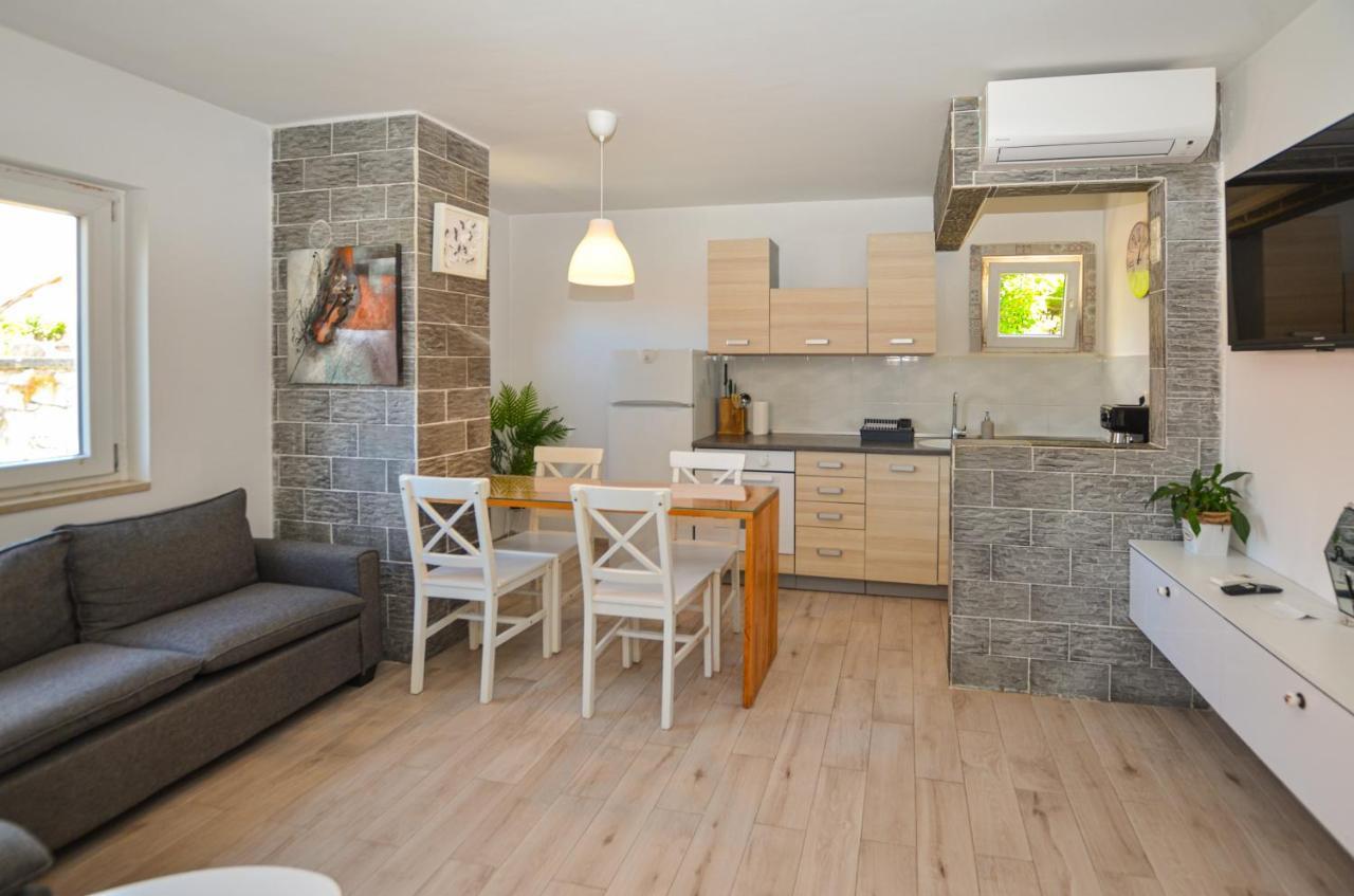 Apartments Iris Rovinj Bagian luar foto