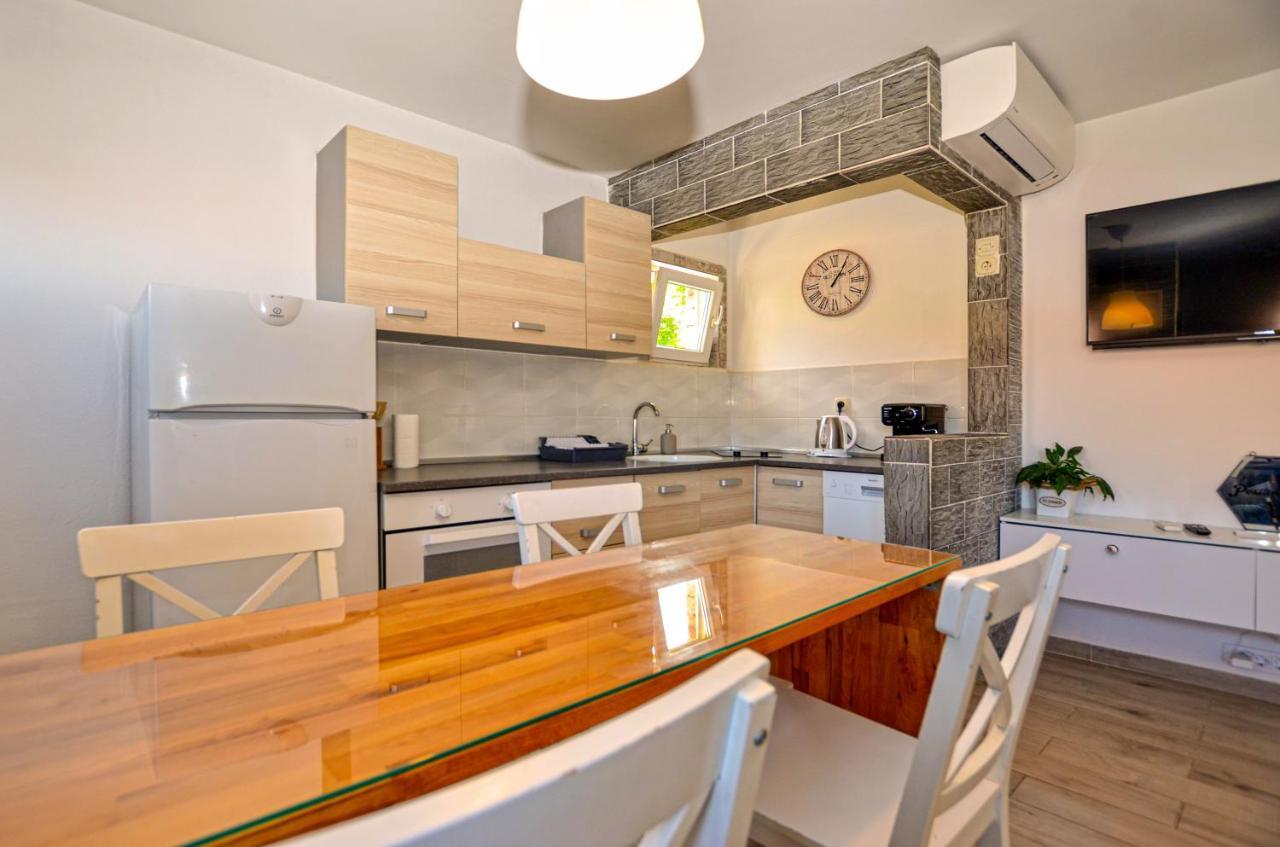 Apartments Iris Rovinj Bagian luar foto