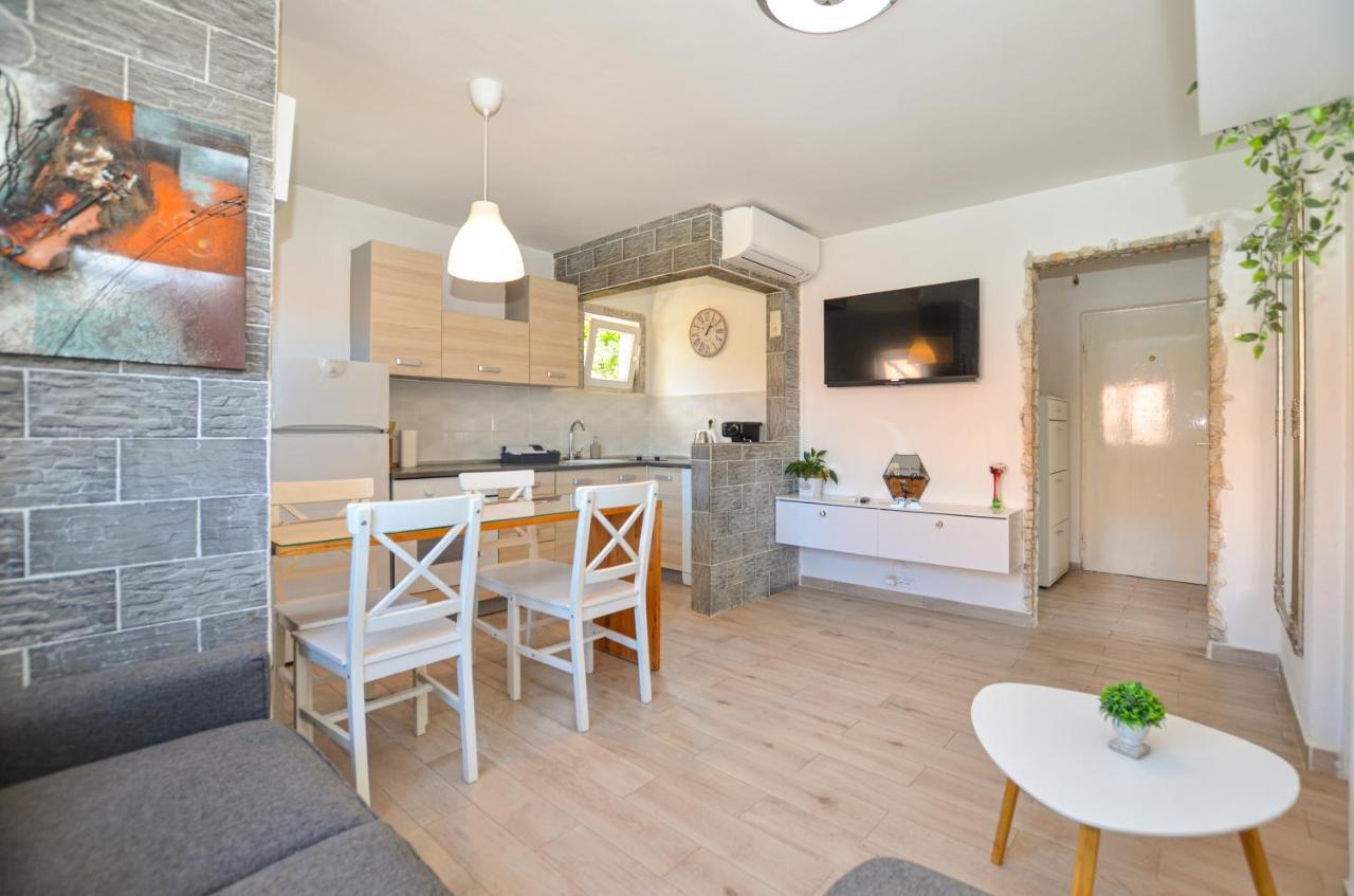 Apartments Iris Rovinj Bagian luar foto